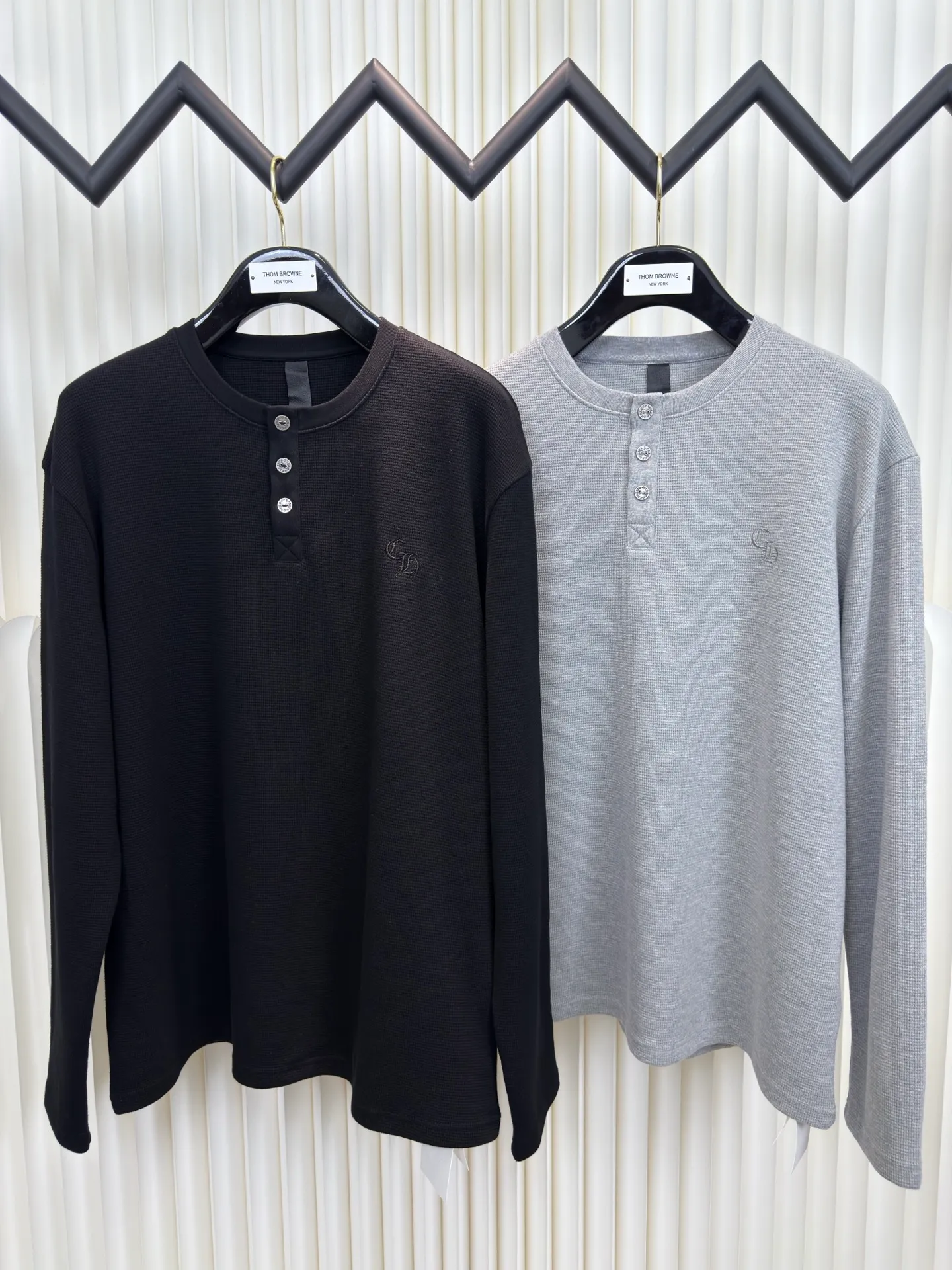 P400 Chrome Hear leather henley collar waffle sweatshirt. The fabric is made of 350g cotton waffle double-layer material before washing (to distinguish low-weight, cut corners and non-pure cotton market products). The silver buckles and scrolls are made of antique bronze and real silver (the material has reached 300+ quality in the market). The leather label is still made of genuine imported lambskin. The most important thing is the hand-sewn leather (the cost is high when it comes to manual work). A lot of effort has been put into the fabric, hardware and craftsmanship. The top quality in the market. The industry benchmark is only owned by a few people. Size S M L